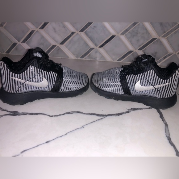 Baby Nike Athletic Shoes Black and Silver Size 4 - Picture 3 of 5